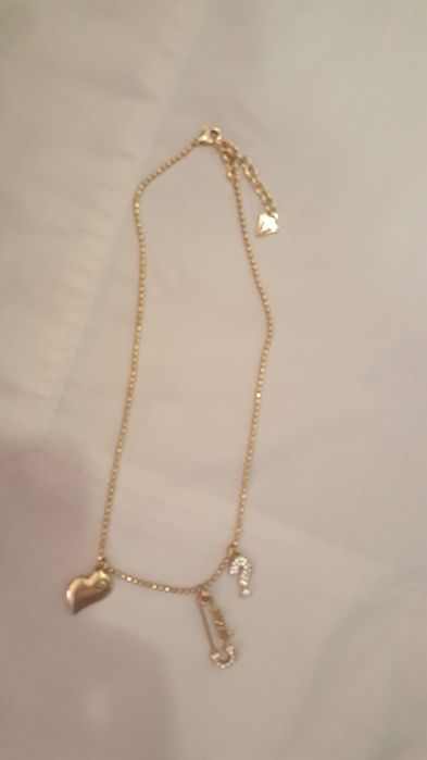 Colares Guess e So Charm