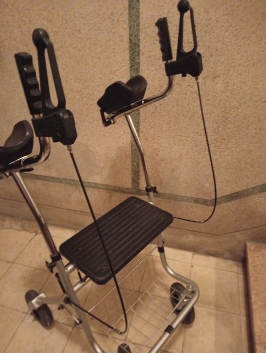 Andarilho com rodas/apoio braços/assento