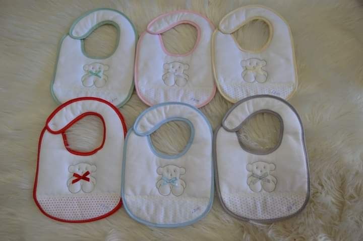 Babetes de bebé com plástico atrás