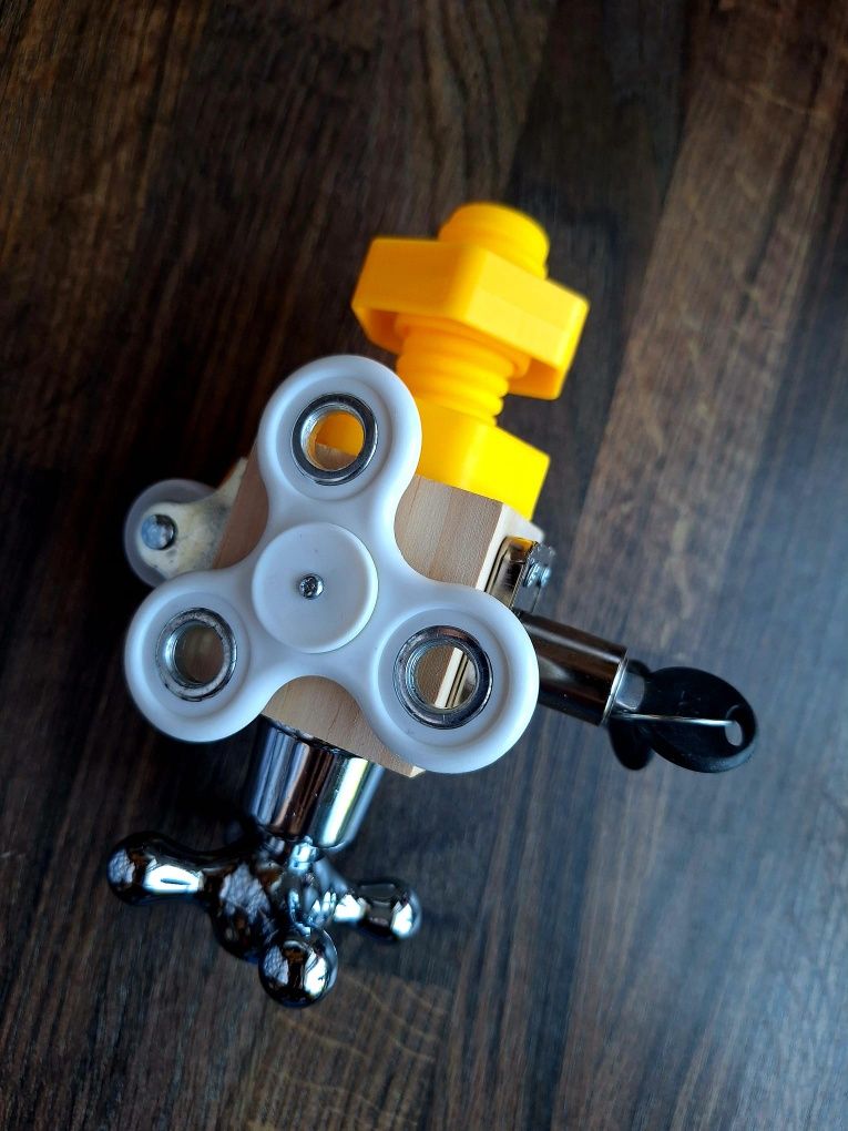Drewniana kostka manipulacyjna spinner zamek z kluczami montessori