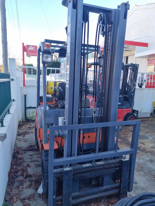 Empilhador a gás HELLI 1.8ton. impecável