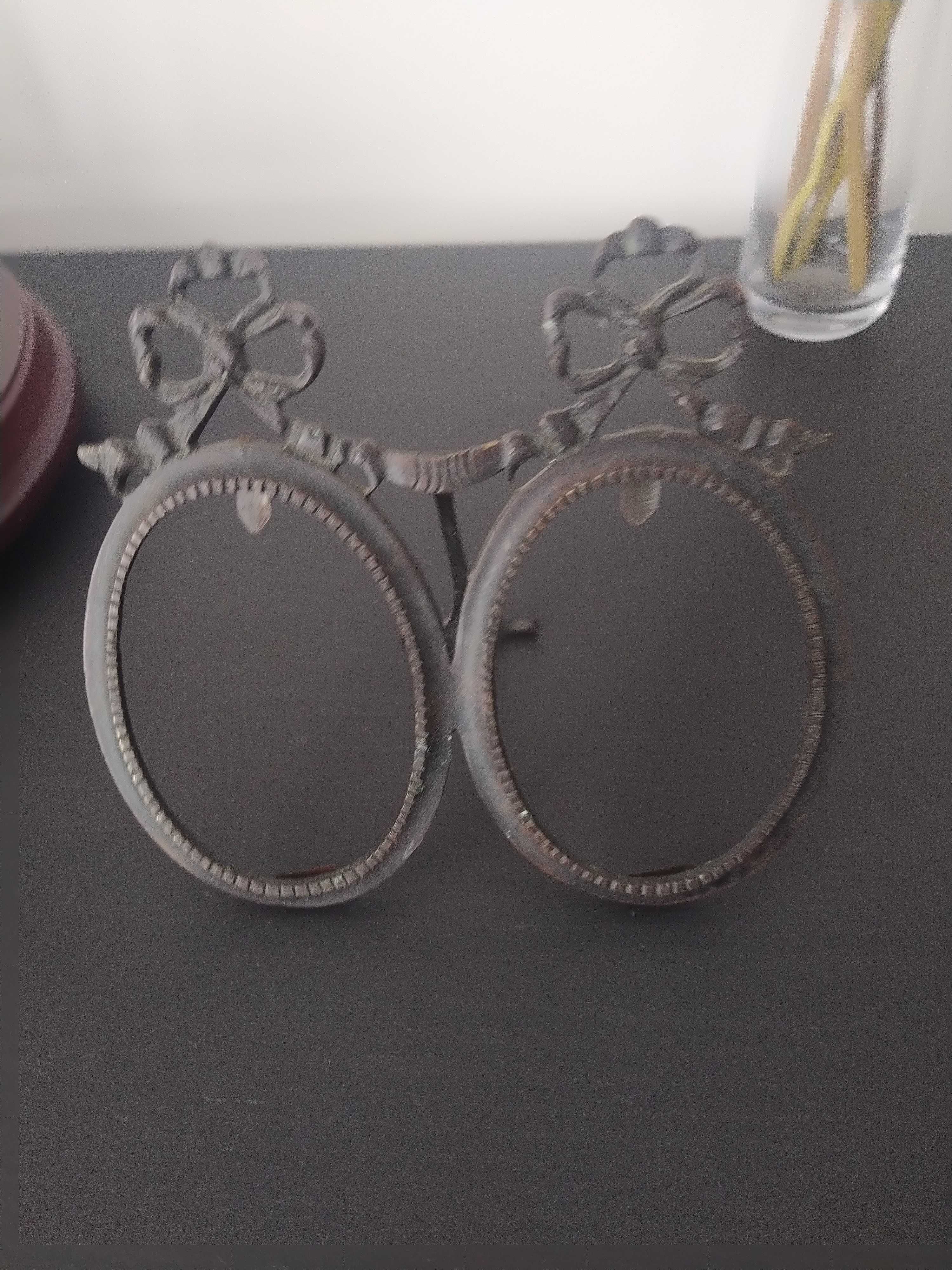 Antiga moldura dupla, em metal