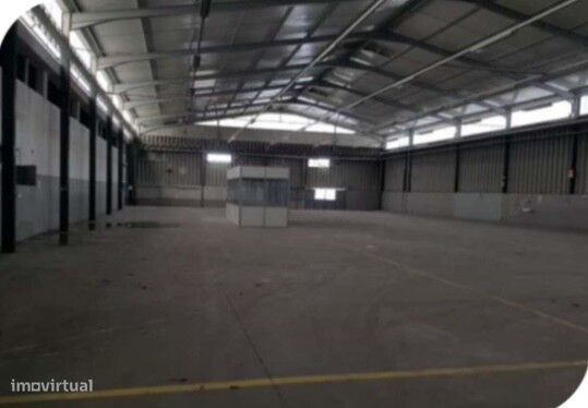 Armazém para venda na zona de Salvaterra de Magos