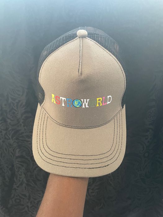 Boné marca “Astro World” de Travis Scott