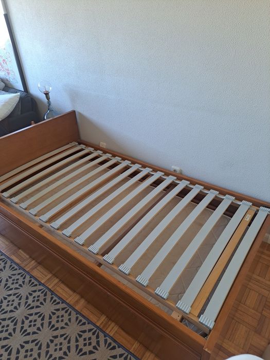 Cama dupla individual de madeira + estrado