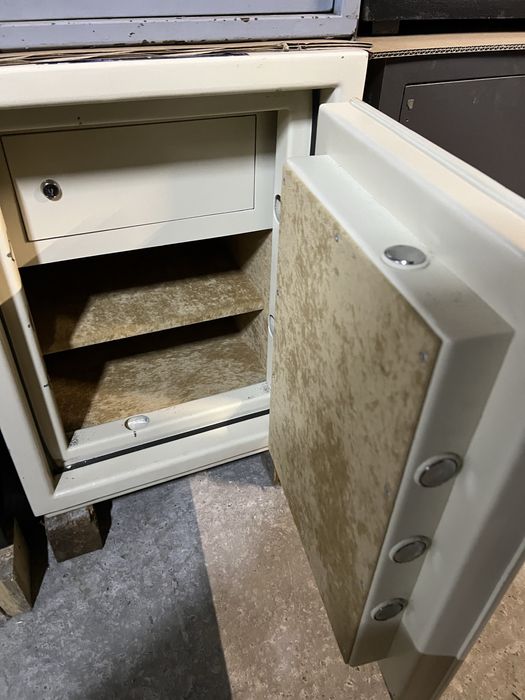 Вогневзломотривкий сейф Safetronics кодовий замок