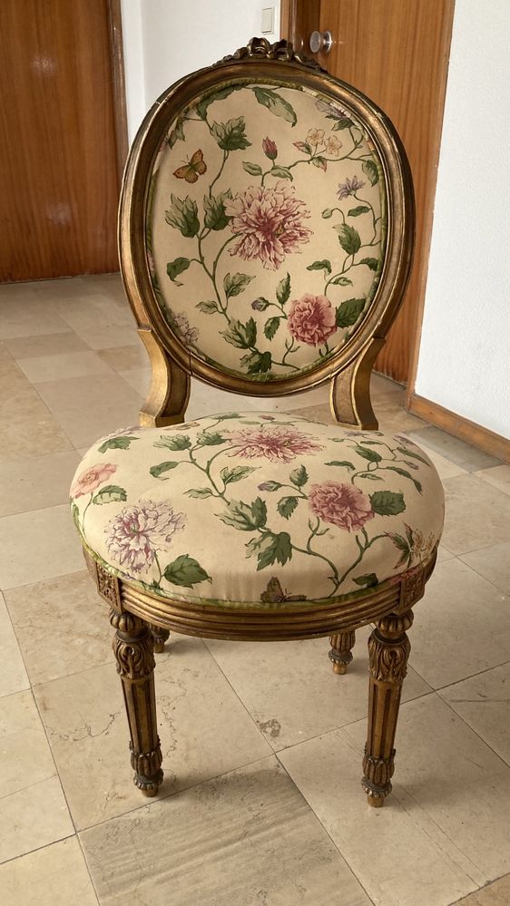 Cadeira antiga em talha dourada