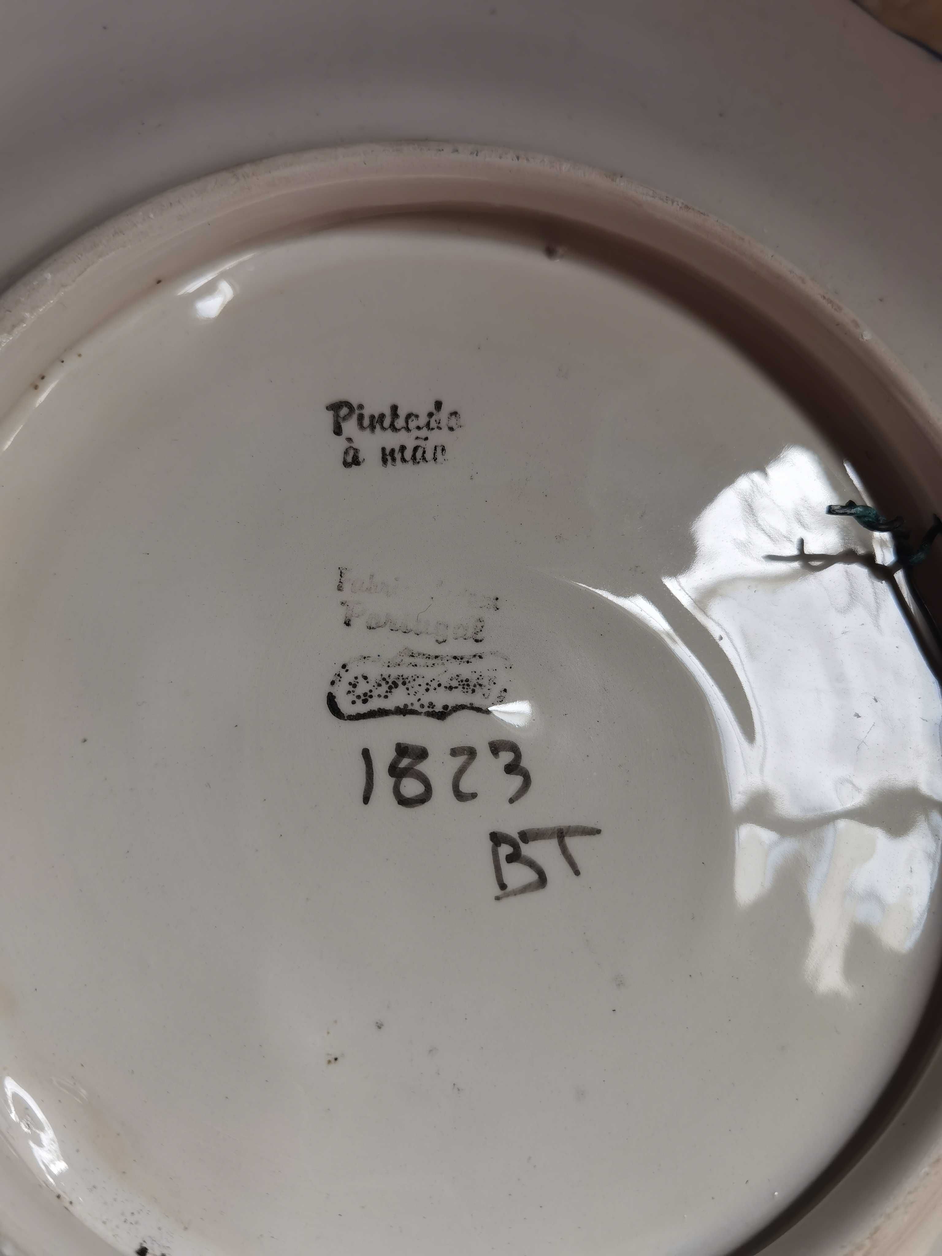 Prato em porcelana pintado à mão