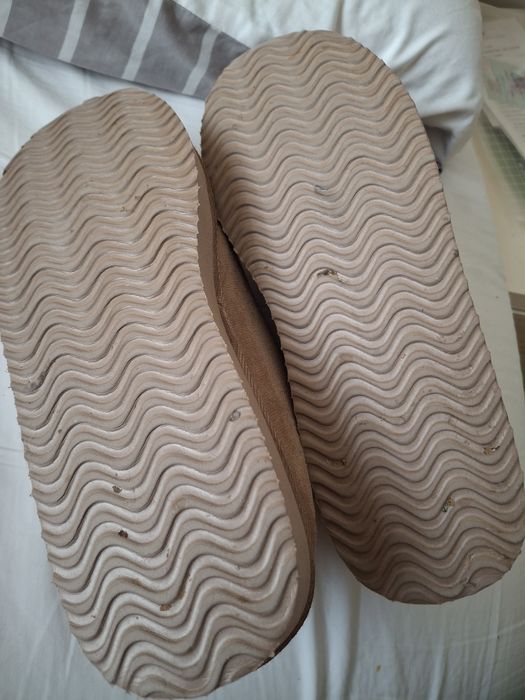 Kapcie damskie na koturnie