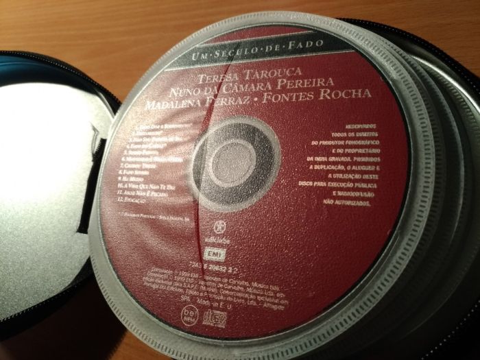 Caixa com lote de 14 CDs de Fado