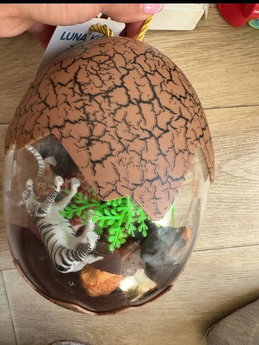 Яйце з динозаврами