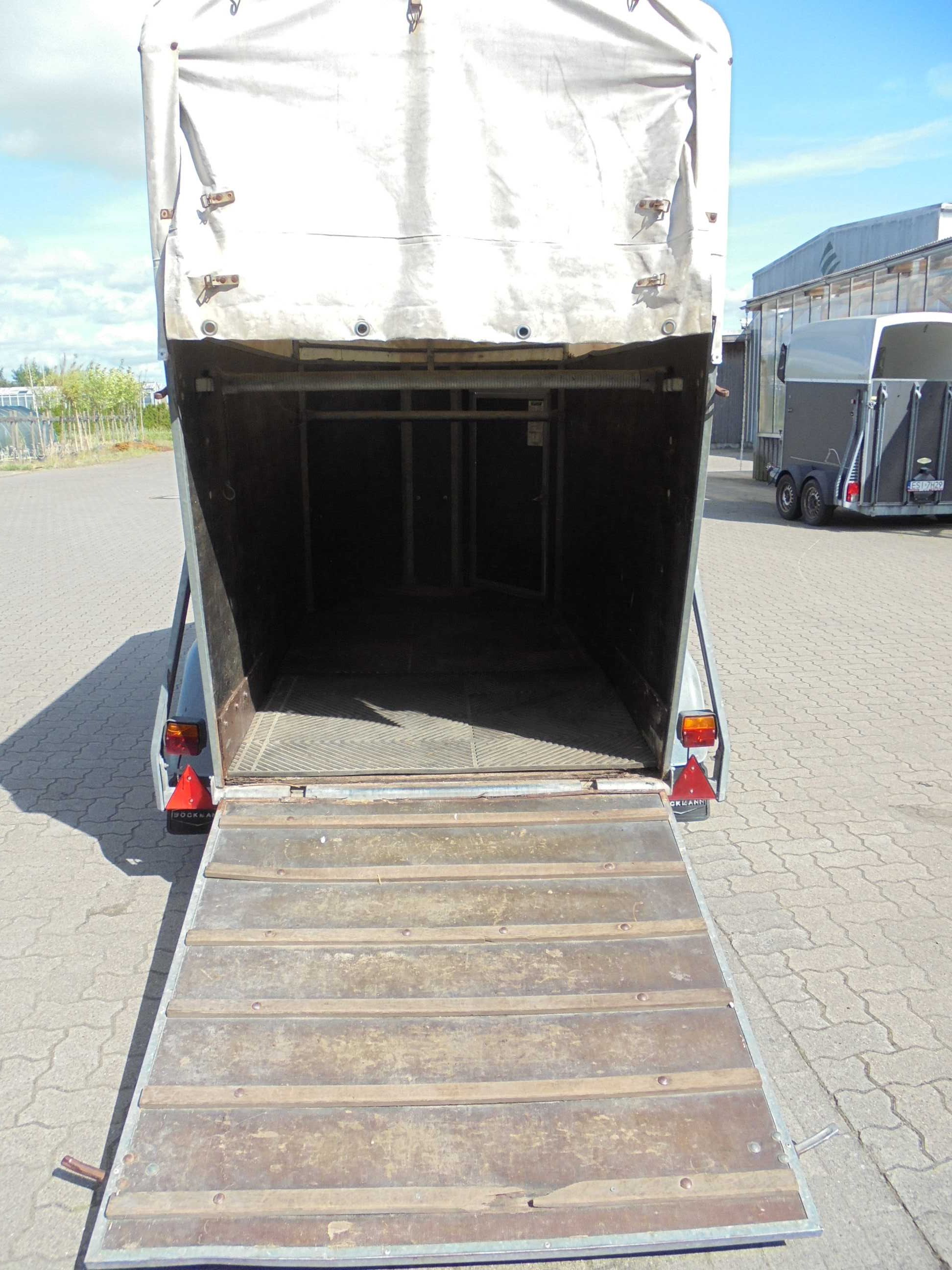 Witam sprzedam Bockannke 1/2 do koni Dmc 1300 kg na kat B