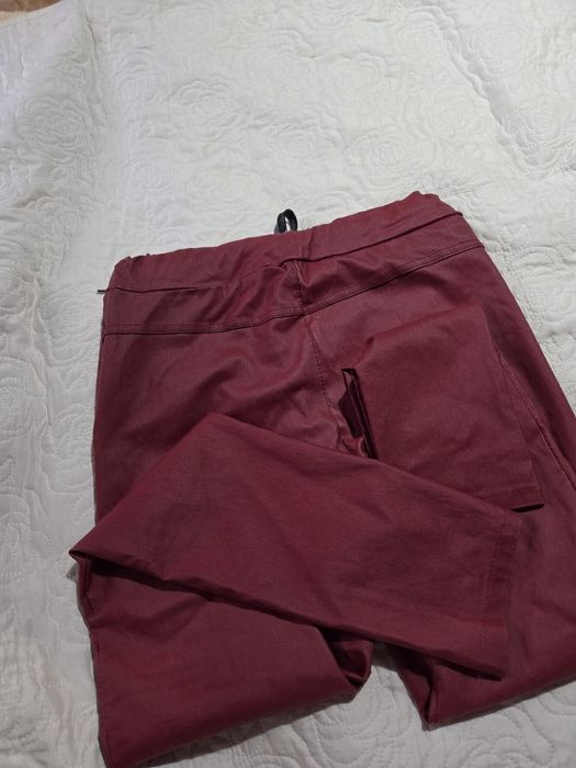Włoskie woskowane spodnie burgundowe w kolorze wina wiązane casual