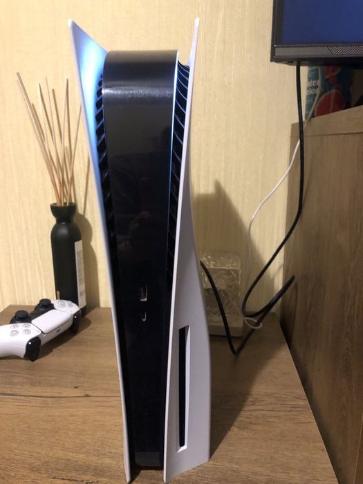 PlayStation 5 (с Blu-ray) + 2 оригинальных DualSense