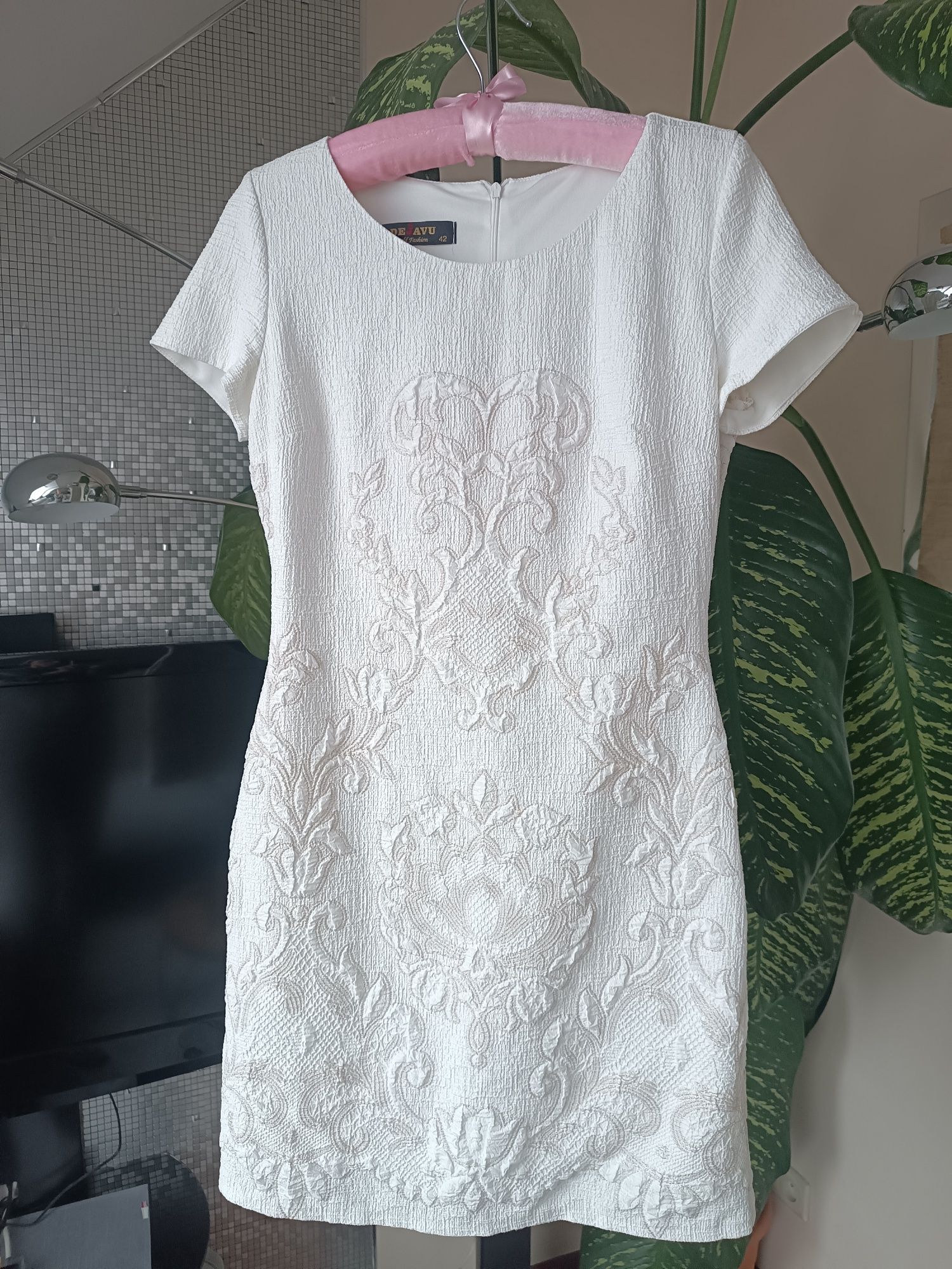 Biała sukienka ze złotymi zdobieniami roz S /M