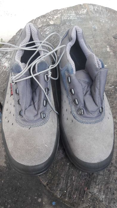 Продам спец.обувь.