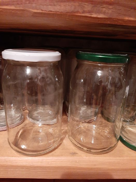 Słoiki różnej pojemności, z zakrętkami