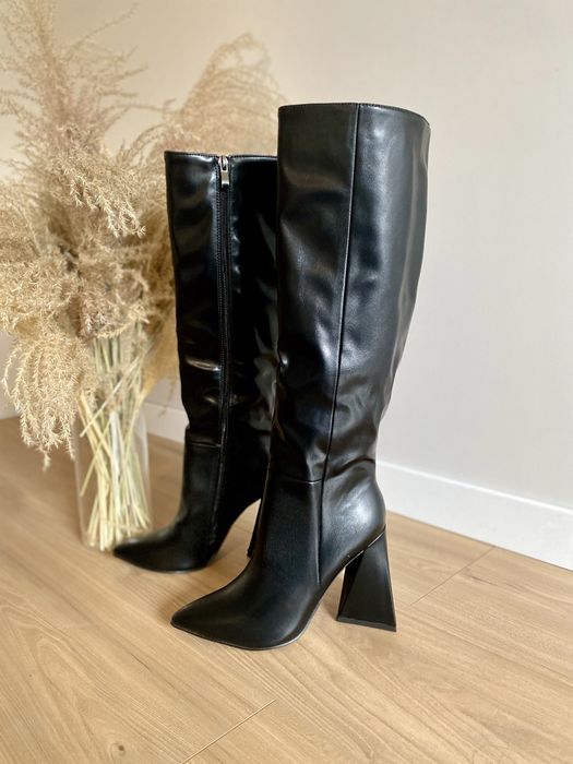 Kozalo czarne z szeroką cholewką na skupku hit jesieni