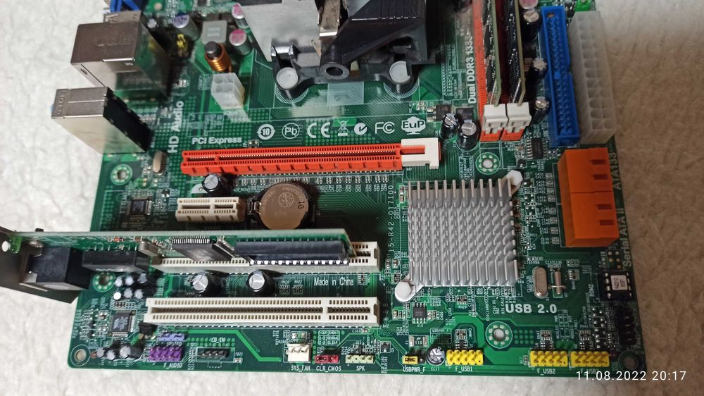 Комплект - материнка, процессор, кулер, оперативная память.