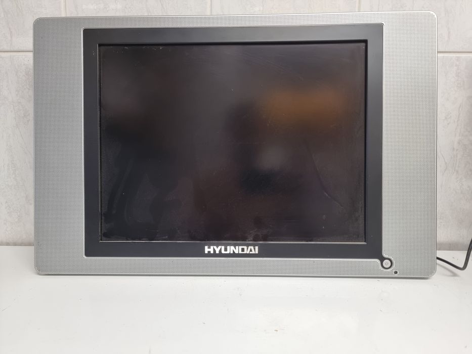 TV LCD HYUNDAI  c/ comando
