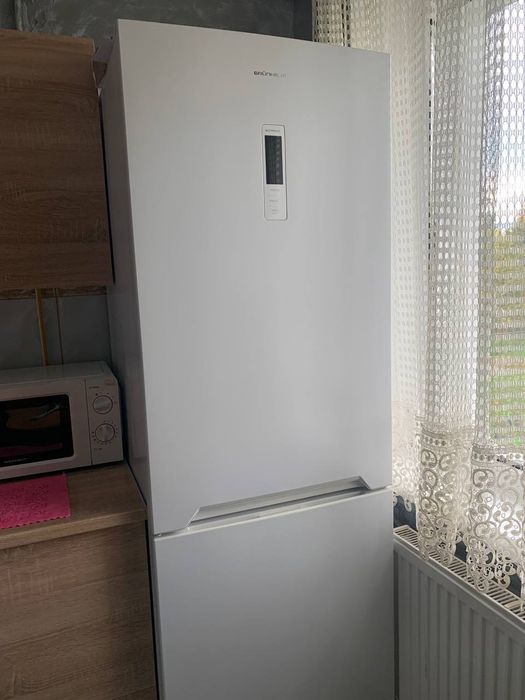 Холодильник майже новий дуже вмістимий економить  електроенергію