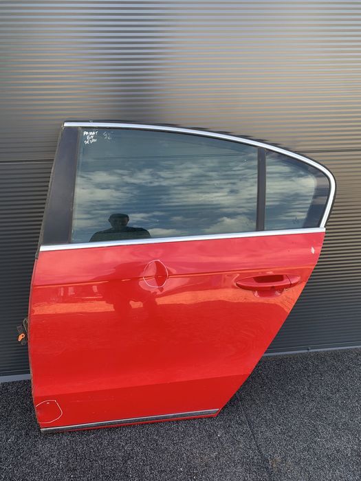 VW Passat B7 sedan drzwi lewe tylne lewy tył czerwone