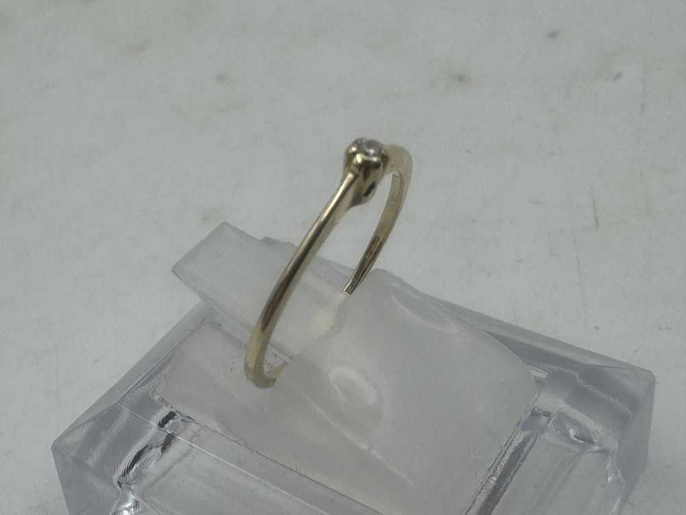 Zaręczynowy złoty pierścionek z diamentem 585 0,95 g r 11