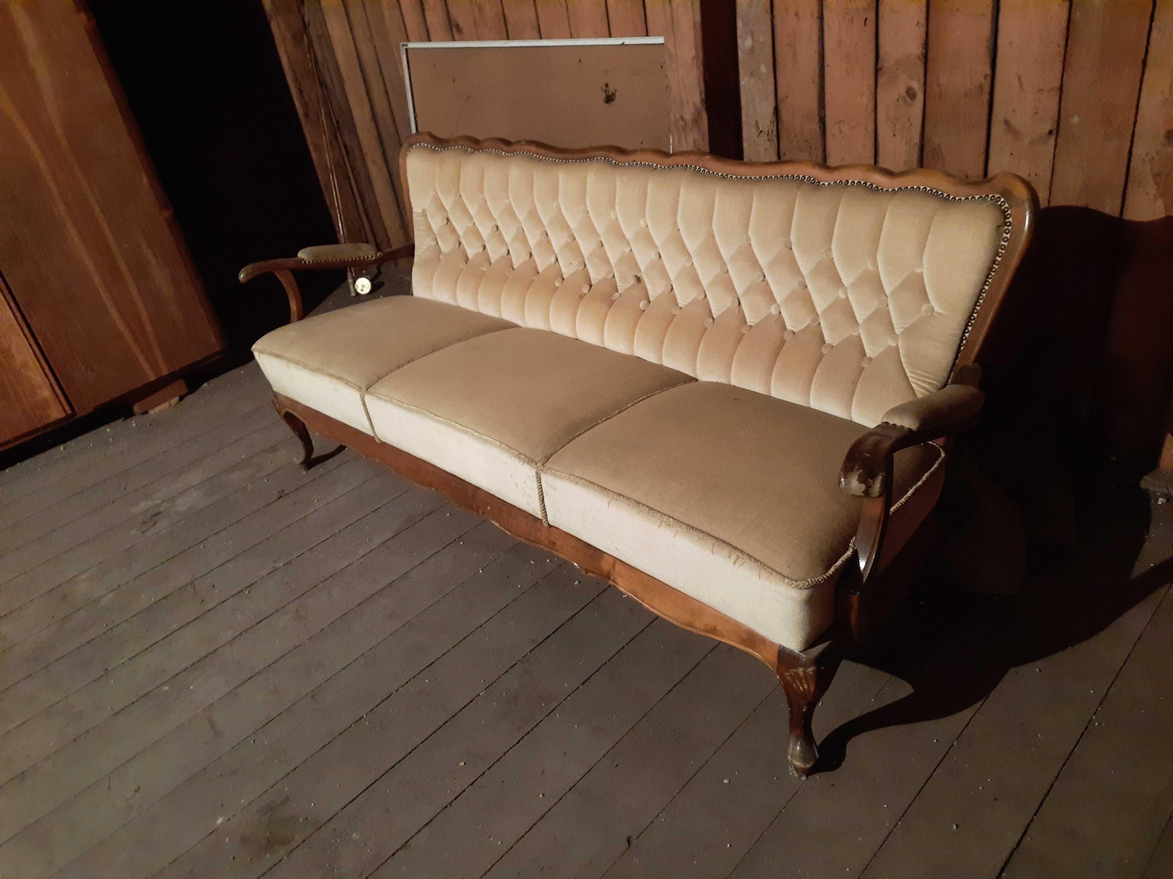 Stylowa sofa vintage z lat 50/60 – klasyka w stylu Ludwik XV