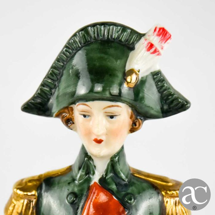 Figura de militar em porcelana francesa “Mar’echal de L’empire”