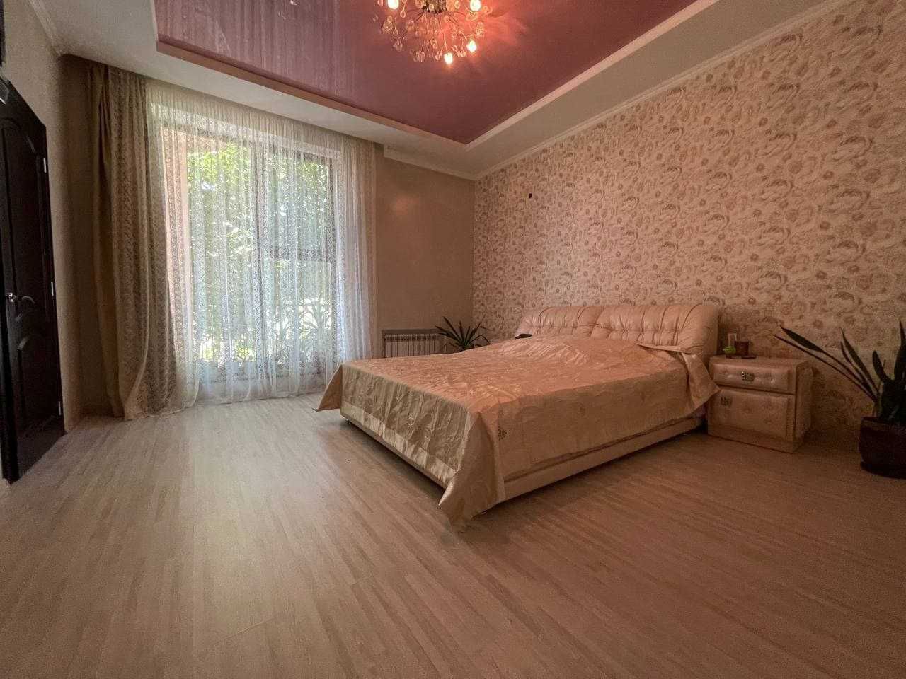 Продается двухэтажный дом, на 10 сотках земли, Черноморка.