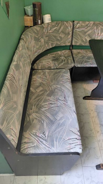 Narożnik kuchenny + stół + dwie pufy