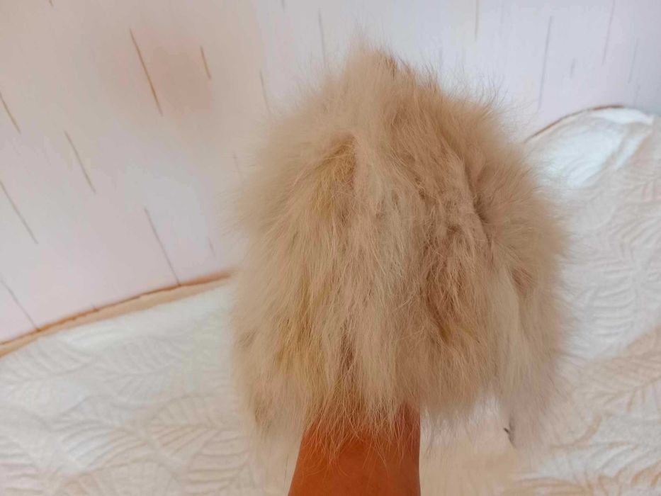 Jasna czapka ze sztucznego włosia