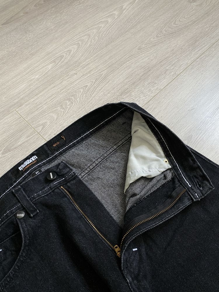 W32 L Czarne Jeansy Mass Denim Tapered Fit z Tagiem Logo Na kieszeni