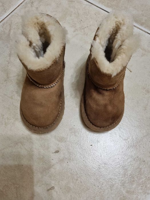 Продаю уггі UGG для дівчинки, розмір 23, практично нові.