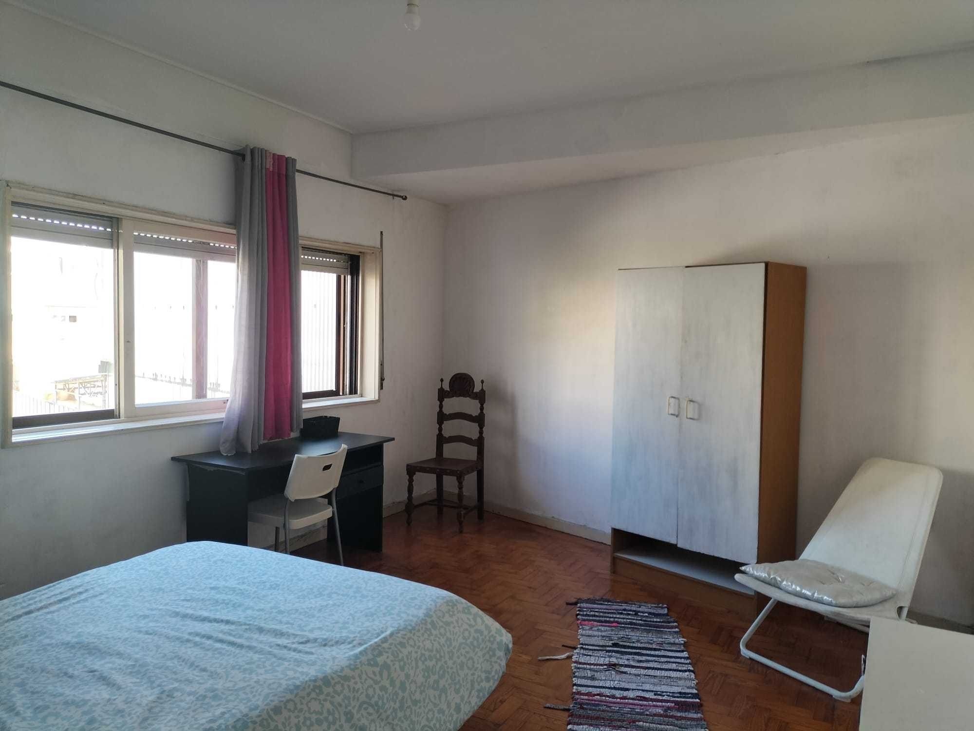 Quarto 350€ Contas incl. meninas estudantes R. Serpa Pinto/Continente