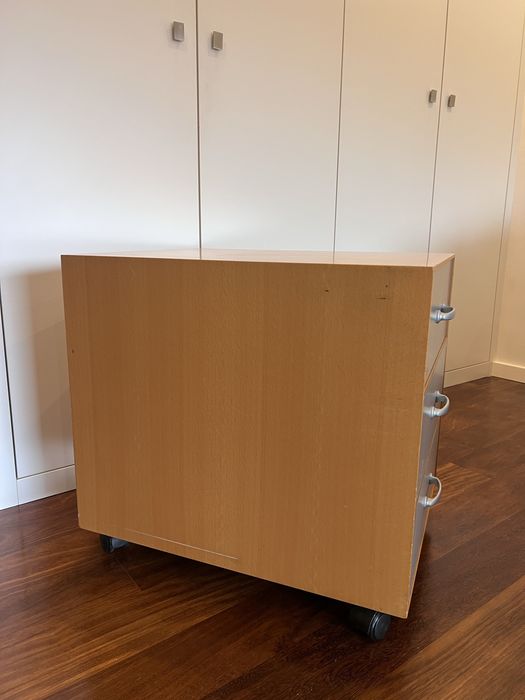 Armário com gavetas e rodas para escritório