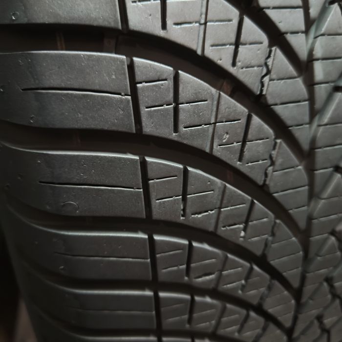215/55/18 XL Sprzedam parę opon całorocznych Goodyear