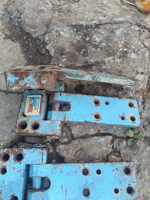 Дверні залізні завіси