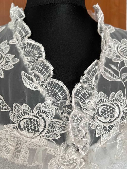 Długa biała suknia ślubna