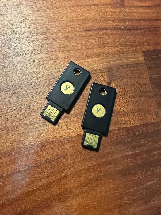 2x YubiKey FIPS (Série 4, USB-A) - Segurança Criptográfica