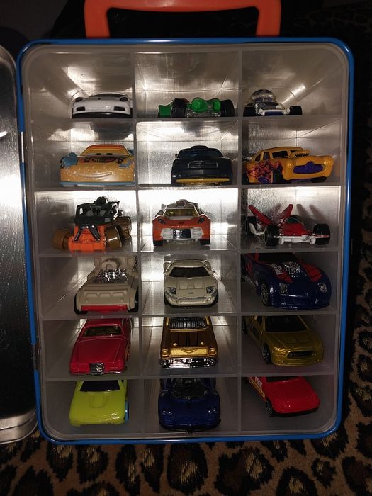 Металевий контейнер з 18 машинками.