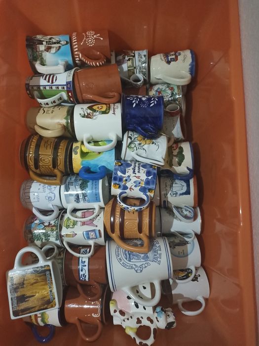 Várias canecas decorativas