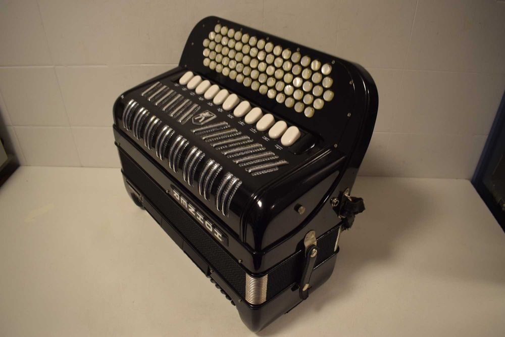 Acordeao Hohner Riveira IV S. 4 voz 120 baixos N 341