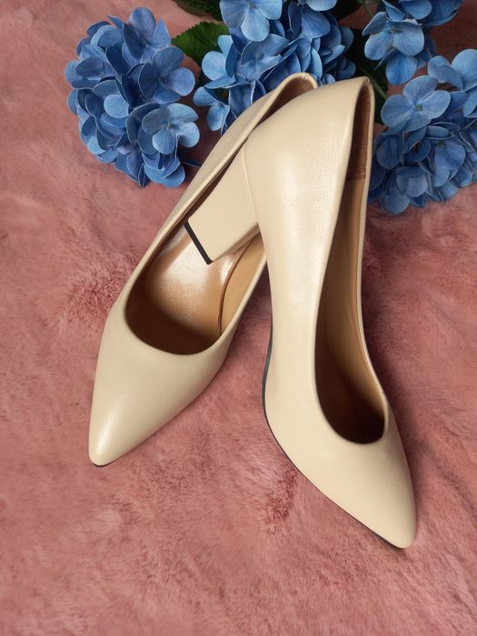 Buty na obcasie czułenka kremowe roz 37 nowe szpic słupek