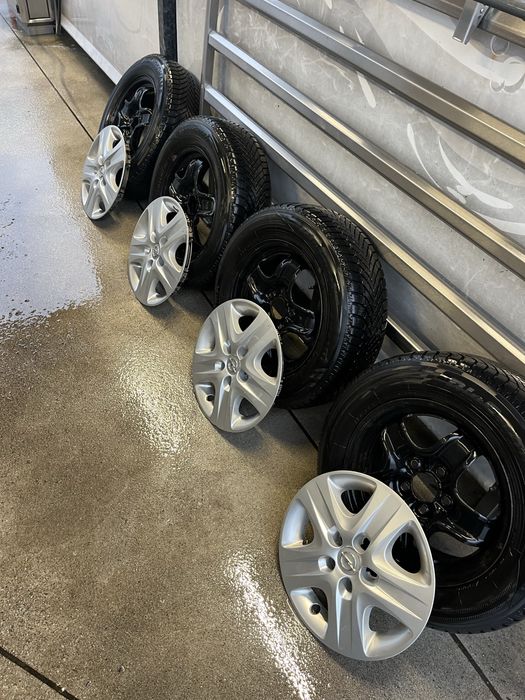 Felgi stalowe strukturalne z kołpakami i oponami zimowymi