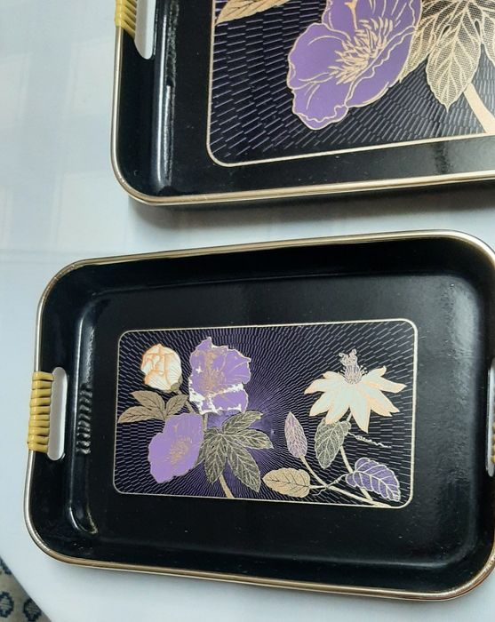 3 bandejas pretas com flores