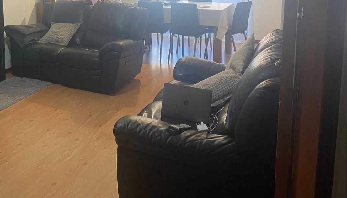 2 Sofás reclináveis pretos com dois lugares com apoio de pernas