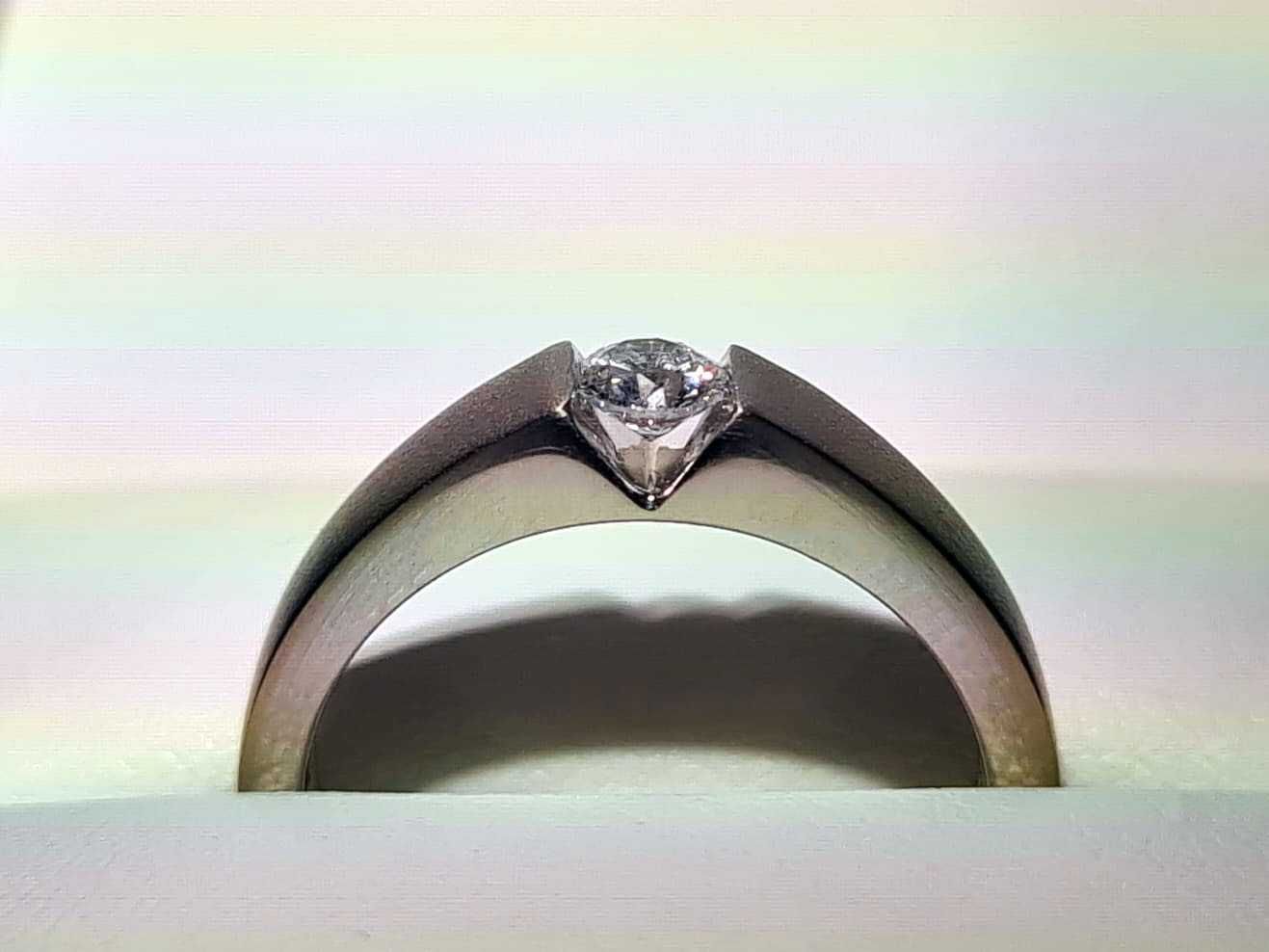Złoty pierścionek z brylantem W. Kruk 18k 0,18 ct Certyfikat, jak Nowy