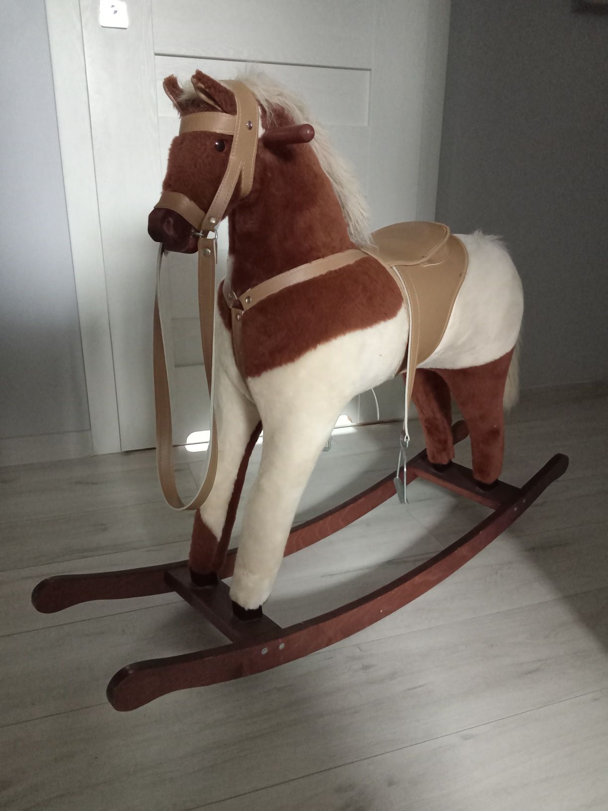 Tradycyjny koń na biegunach Alberta