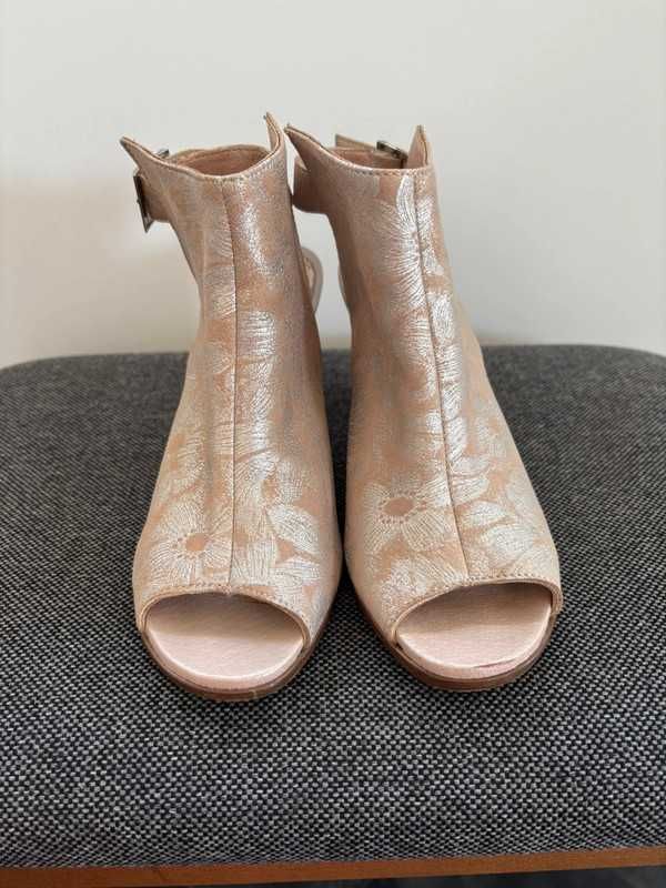 Buty na obcasie w kwiaty z odkrytą piętą Lasocki 38